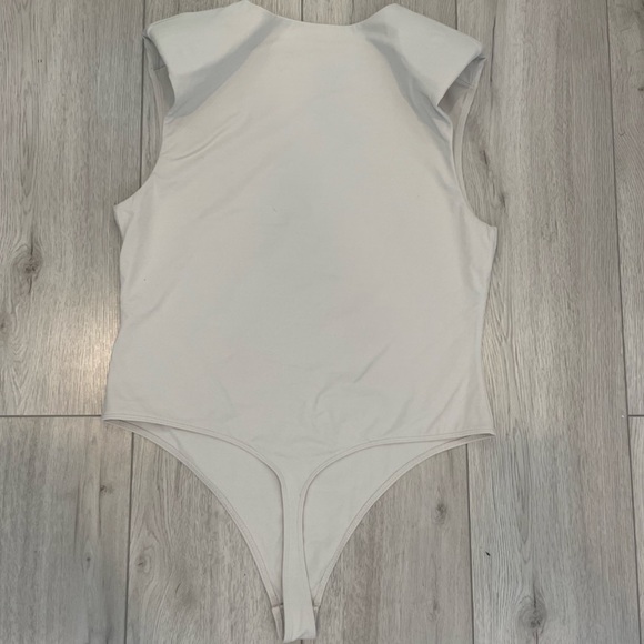 Babaton Aritzia Shoulder Pad Bodysuit - Picture 6 of 9